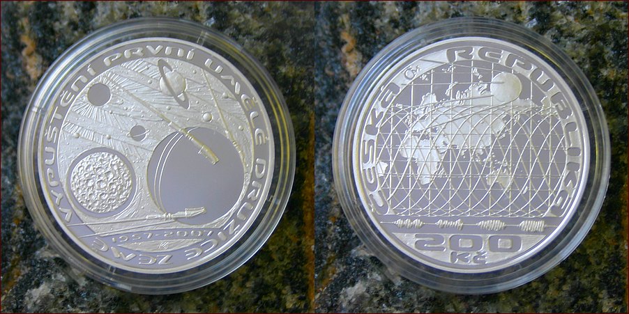 Zadní strana Strieborná minca 200 Kč Vypustenie prvej umelej družice Zeme 50. výročie  2007 Štandard