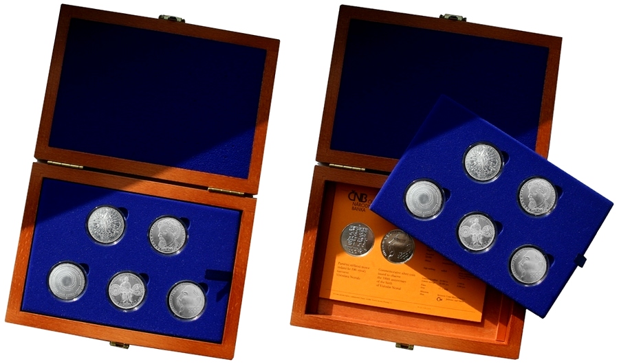 Sada stříbrných pamětních mincí roku 2000 v dřevěné krabičce Standard