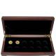 Luxusní sada ve dřevěné krabičce 2 zlatých mincí 1/10 Oz Lunární série III. 2020 - 2031